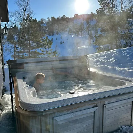 Kvamskogen -lekker Hytte,9 Sengeplasser Og Jacuzzi *